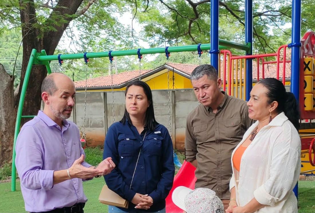 Presidente Ejecutivo con tres diputados de la zona de Guanacaste